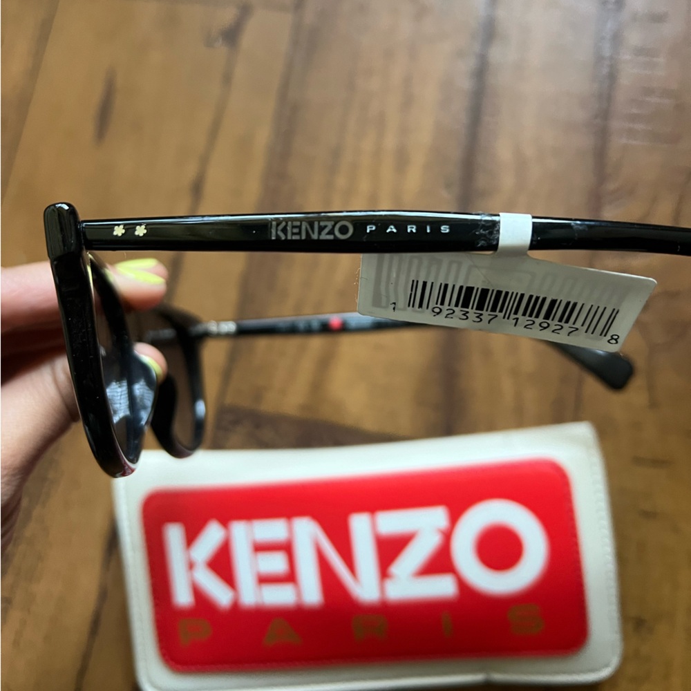 Kenzo black square
Sunglasses brand new with tags case and pouch included - Picture 6 of 6